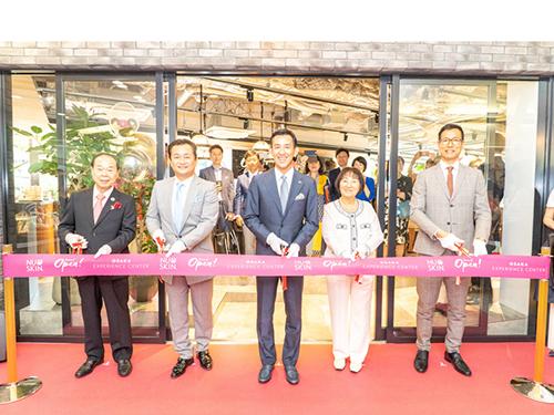 テープカットのもよう（写真中央が小林和則社長）